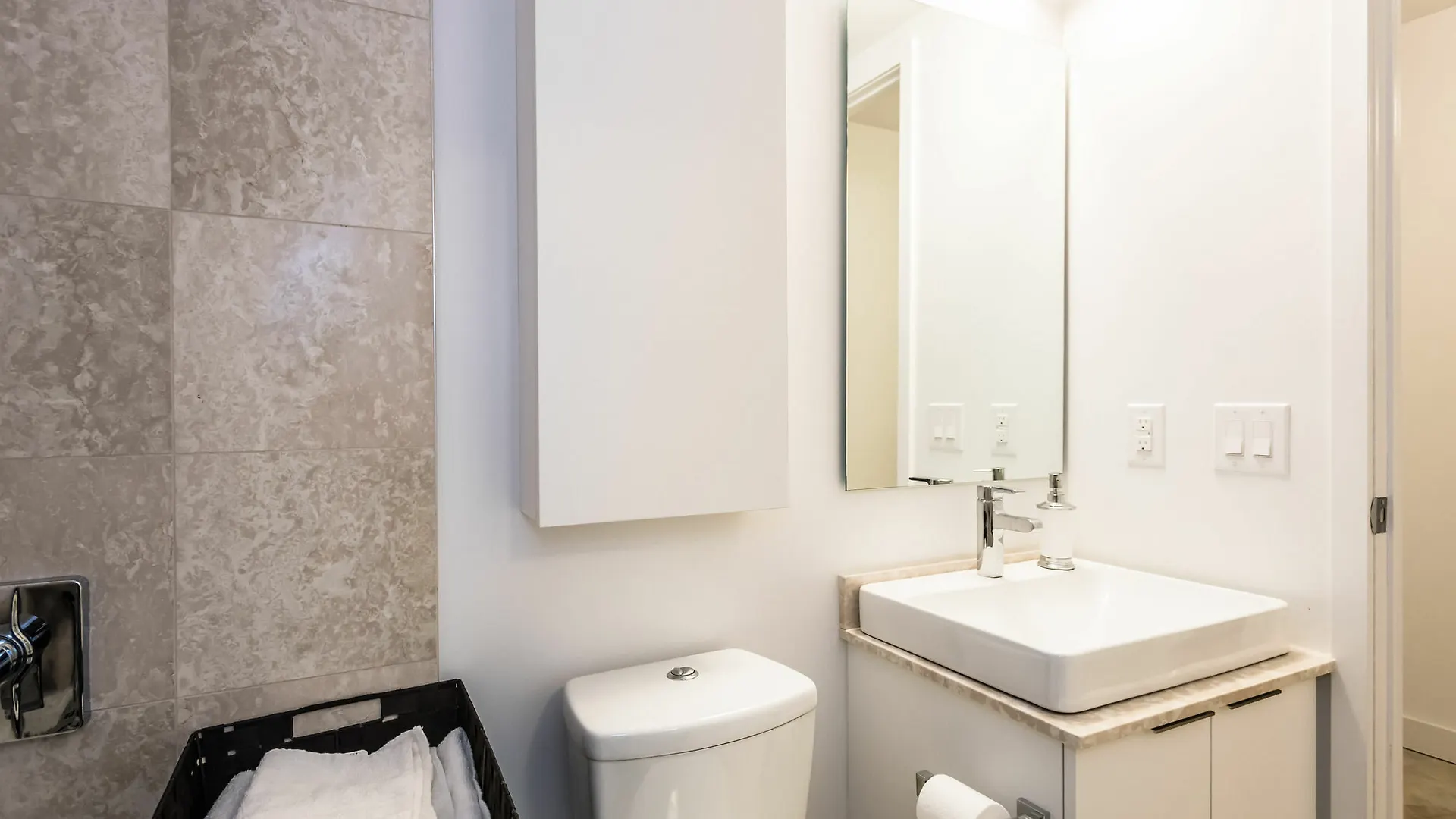 Downtown Luxury Lakeview Condo Apartment Toronto