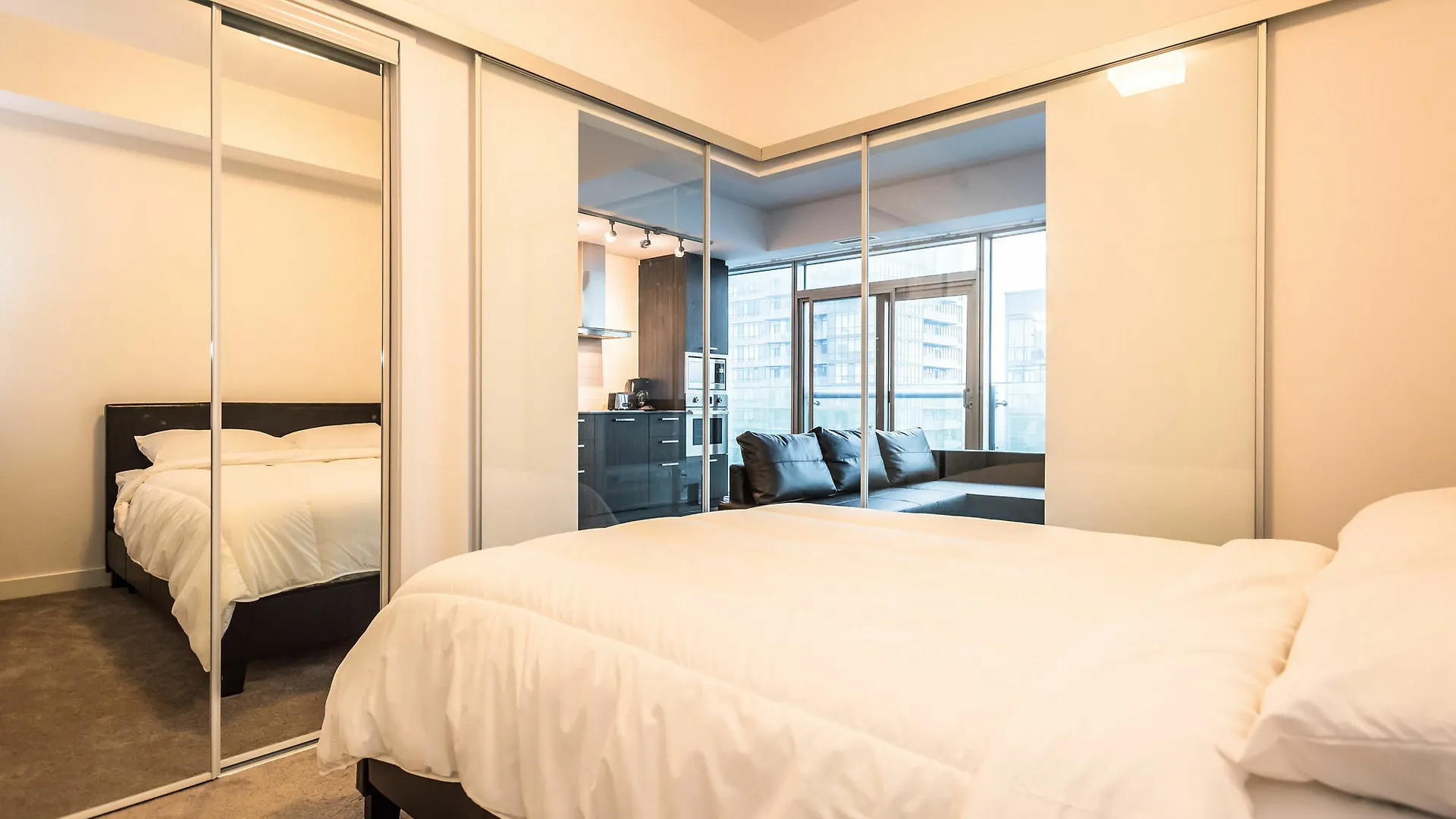 Downtown Luxury Lakeview Condo 0*, Toronto