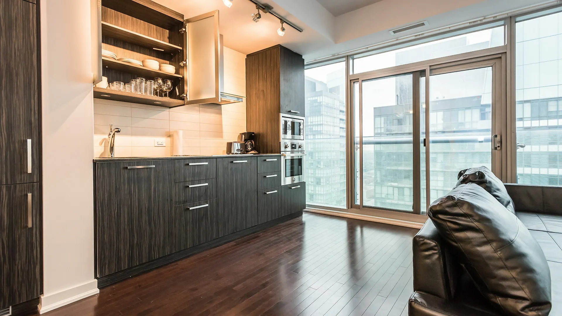Apartment Downtown Luxury Lakeview Condo Canada